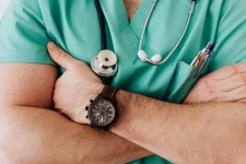 MEDLINE resource image showing a doctor crossing his arms with a stethoscope around his neck